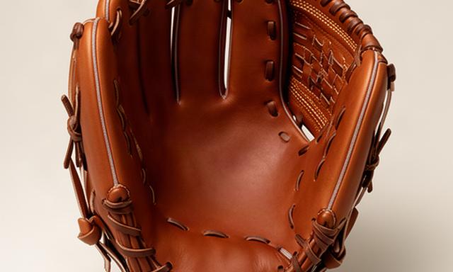ミズノの軟式内野手用グロブ、茶色の革と浅いポケットの接写